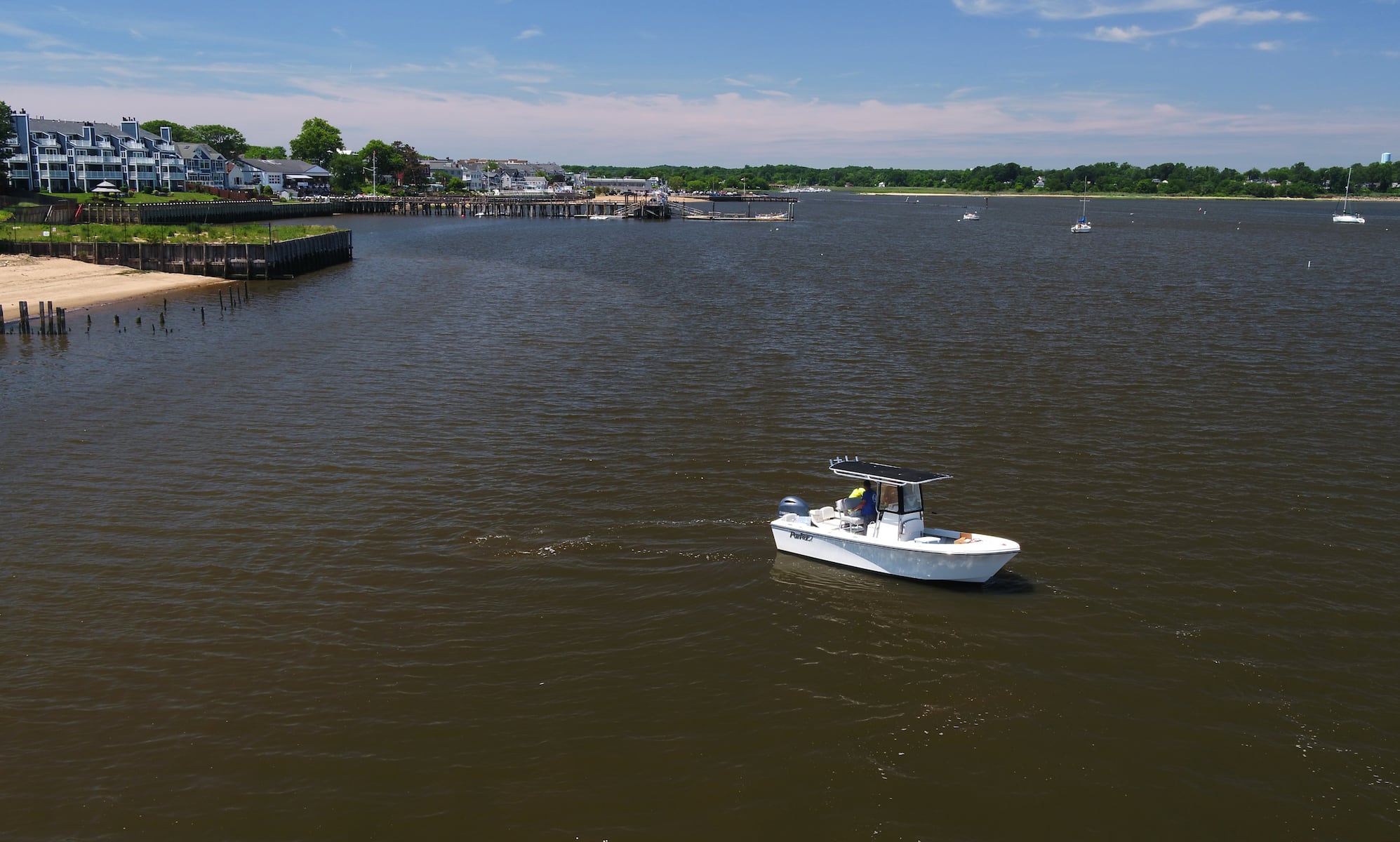 Firefighters use Good Samaritan's boat to rescue man in bay